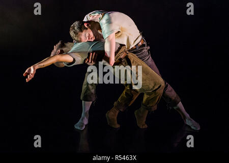 Londres, Royaume-Uni. 29 Nov 2018. Victor Callens et Mavin Khoo effectuer - Homme à Monk : Partie 1, l'homme par Mavin Khoo à Lilian Baylis Studio, Sadlers Wells. Les danseurs Bharatanatyam pièce, reçoit sa première mondiale. Chorégraphié par Carlos Pons Guerra, la production de graphiques, les parcours entre les émotions humaines de base, les attentes sociétales et transcendance spirituelle. Dépeignant les tribulations et vécu avec les émotions du désir brut, la possession et le rejet. Crédit : Guy Bell/Alamy Live News Banque D'Images