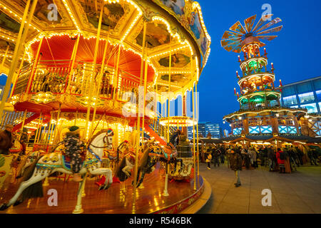 Berlin, Allemagne. 29 Nov, 2018. Hauteur double traditionnel carrousel et pyramide du Marché de Noël organisée à l'Alexanderplatz à Berlin, Allemagne. Credit : Iain Masterton/Alamy Live News Banque D'Images