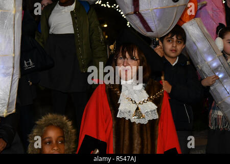 Londres, Royaume-Uni. 29 Nov 2018. Honorables Conseiller municipal Catherine Rose est un maire de Southwark inscrivez-vous Noël par la rivière lancer les enfants de Snowsfields Tower Bridge et les écoles primaires de spectacle lumière procession à London Bridge City et chantant Jingle Bell à Potters Fields Park à Hay Galerie jusqu'à la Station London Bridge le 29 novembre 2018, Londres, Royaume-Uni. Credit Photo : Alamy/Capital Live News Banque D'Images