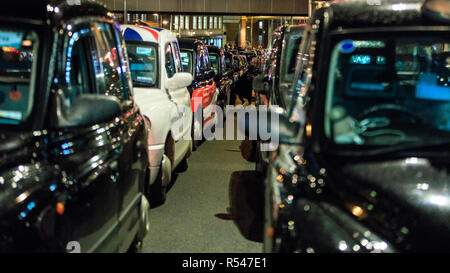 Tooley Street, Londres, Royaume-Uni. 29 Nov 2018. Londres les chauffeurs de taxi ont bloqué une voie dans Tooley Street en formant deux longues files d'attente de taxi noir, pour protester de leur droit d'utiliser les voies de bus et d'une meilleure gestion des routes. Manifestation d'aujourd'hui concerne l'intention de faire une section de Tooley Street, près de London Bridge-bus seulement, limitant ainsi l'accès pour les taxis. Chauffeurs de Londres ont protesté à maintes reprises et bloqué des routes sur des mesures de gestion du trafic au cours de la dernière semaine. Credit : Imageplotter News et Sports/Alamy Live News Banque D'Images