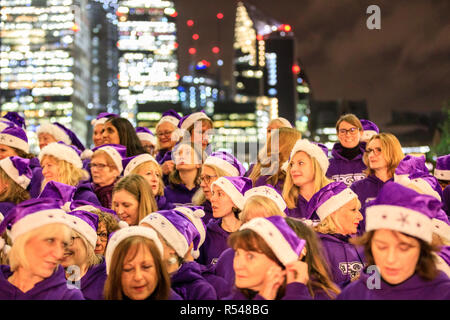 Ville de London Bridge, Londres, Royaume-Uni. 29 Nov 2018. Chorale Pop s'apprête à effectuer sur la veille de l'ouverture, contre une superbe toile de ville de Londres bâtiments illuminés. 'Noël au bord de la rivière' ouvre à London Bridge City par l'hôtel de ville, avec un grand blanc brillant, Arbre de Noël, un marché de Noël avec don huts, stands de nourriture et de la musique. Credit : Imageplotter News et Sports/Alamy Live News Banque D'Images