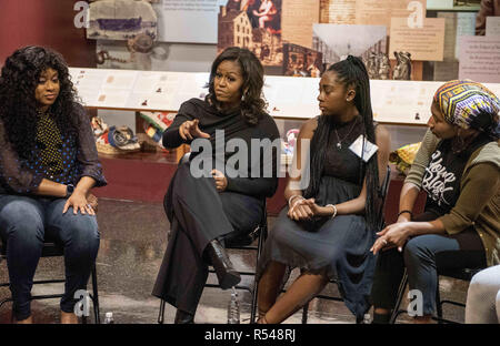 Philadelphie, Pennsylvanie, USA. 29 Nov, 2018. L'ancienne Première Dame Michelle Obama, et comédien PHOEBE ROBINSON, de la populaire émission HBO, deux reines Dope, surpris douze jeunes filles du secondaire de l'beGirl.Organisation mondiale de l'African American Museum in Philadelphia PA L'organisation a été co-fondée par son secrétaire sociale formelle Maison Blanche, Deesha Dyer Crédit : Ricky Fitchett/ZUMA/Alamy Fil Live News Banque D'Images