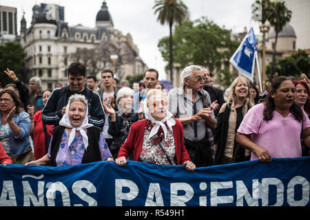 28 décembre 2018, l'ARGENTINE, Buenos Aires : Les membres de l'organisation des droits de l'adres de Plaza de Mayo", les mères de ceux qui ont disparu pendant la dictature, manifester contre le sommet du G20, qui aura lieu le 30.11. et le 01.12.2018 à Buenos Aires. De concert avec les organisations de gauche, les "autres" s'est également prononcé contre la politique financière du gouvernement argentin. Le FMI a promis des prêts de plusieurs milliards de dollars à l'Argentine. Le gouvernement du président libéral Macri est déjà sous pression, car le pays a glissé dans une crise profonde avec une inflation élevée. Photo : Nicolas Banque D'Images