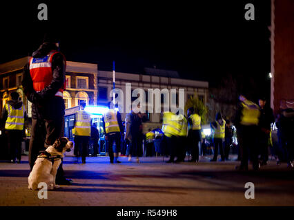 Londres, Royaume-Uni. 29 novembre, 2018. Fulham, London, UK le personnel de sécurité et leur chien renifleur attention stand at Chelsea Football Club est célèbre stade de Stamford Bridge avant l'Europa League match contre PAOK Salonique dont les fans ont visité en plus grand nombre que prévu. Credit : Motofoto/Alamy Live News Banque D'Images