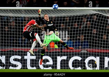 Ligue des Champions 2018-2019 - Groupe B : FC Barcelone 1-2 PSV Eindhoven Eindhoven en Hollande, le 28 novembre 2018. Marc-andré ter Stegen en duel rencontré Pablo Rosario Crédit : Sander Chamid/AFLO/Alamy Live News Banque D'Images