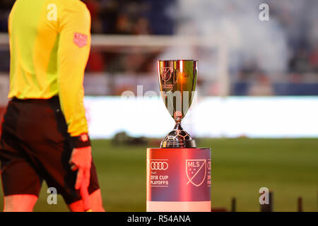 Harrison, NJ, USA. 29 Nov 2018. Le trophée Final MLS Conférence de l'Est sur l'affichage comme les joueurs à pied hors du tunnel. Crédit : Ben Nichols/Alamy Live News Banque D'Images
