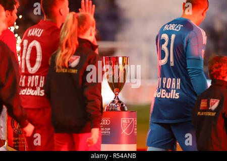 Harrison, NJ, USA. 29 Nov 2018. Le trophée Final MLS Conférence de l'Est sur l'affichage comme les joueurs à pied hors du tunnel. Crédit : Ben Nichols/Alamy Live News Banque D'Images