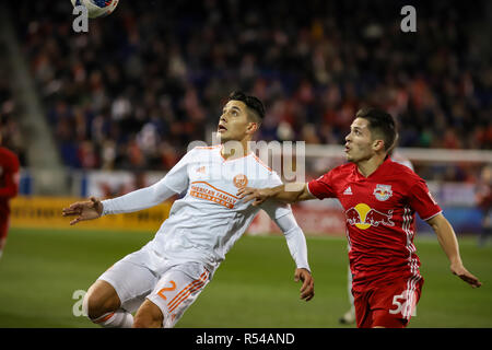 Harrison, NJ, USA. 29 Nov 2018. Franco Escobar (2) d'Atlanta United traque une balle en face de Connor Lade (5) Crédit : Ben Nichols/Alamy Live News Banque D'Images