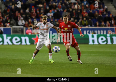Harrison, NJ, USA. 29 Nov 2018. Aaron Long (33) et Josef Martinez (7) bataille pour la balle dans la première moitié. Crédit : Ben Nichols/Alamy Live News Banque D'Images