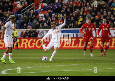 Harrison, NJ, USA. 29 Nov 2018. Julian Gressel (24) d'Atlanta United prend un tir qui est enregistré dans la première moitié contre les Redbulls. Crédit : Ben Nichols/Alamy Live News Banque D'Images