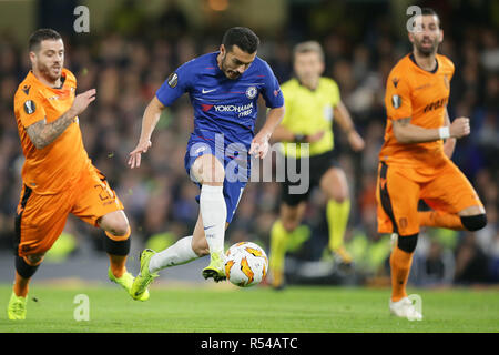 Londres, Royaume-Uni. 29 Nov, 2018. Chelsea's Pedro Rodrigues (2ème L) fait concurrence au cours de l'UEFA Europa League Group l adéquation entre Chelsea et PAOK à Stamford Bridge à Londres, Angleterre le 29 novembre 2018. Chelsea a gagné 4-0. Crédit : Tim Irlande/Xinhua/Alamy Live News Banque D'Images