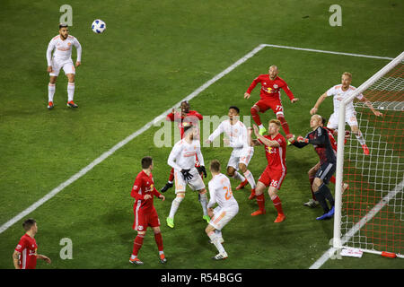 Harrison, NJ, USA. 29 Nov 2018. Les Redbulls mettre des numéros dans la case Heure d'arrêt, en nécessitant encore trois buts d'avancer, mais ils ne pouvaient mettre qu'un au-delà de la défense d'Atlanta comme ils ne parviennent pas à l'avance à la finale de la Coupe MLS. Crédit : Ben Nichols/Alamy Live News Banque D'Images