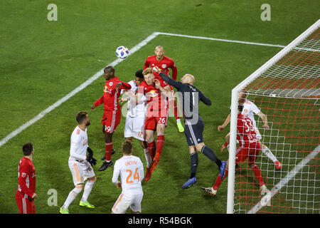 Harrison, NJ, USA. 29 Nov 2018. Les Redbulls mettre des numéros dans la case Heure d'arrêt, en nécessitant encore trois buts d'avancer, mais ils ne pouvaient mettre qu'un au-delà de la défense d'Atlanta comme ils ne parviennent pas à l'avance à la finale de la Coupe MLS. Crédit : Ben Nichols/Alamy Live News Banque D'Images