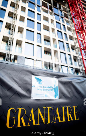 Berlin, Allemagne. 29 Nov, 2018. La construction de l'emplacement de l'Grandaire à Alexanderplatz. Les propriétaires de bâtiment en Allemagne s'habiller leurs objets dans toujours plus de noms inhabituels. (Dpa ''cinq amis' et 'Lady Di's love affair' - maisons deviennent des marques à partir de 30.11.2018) Crédit : Christoph Soeder/dpa/Alamy Live News Banque D'Images