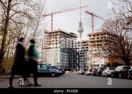 Berlin, Allemagne. 29 Nov, 2018. La construction de l'emplacement de l'Grandaire à Alexanderplatz. Les propriétaires de bâtiment en Allemagne s'habiller leurs objets dans toujours plus de noms inhabituels. (Dpa ''cinq amis' et 'Lady Di's love affair' - maisons deviennent des marques à partir de 30.11.2018) Crédit : Christoph Soeder/dpa/Alamy Live News Banque D'Images