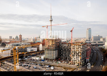 Berlin, Allemagne. 29 Nov, 2018. La construction de l'emplacement de l'Grandaire à Alexanderplatz. Les propriétaires de bâtiment en Allemagne s'habiller leurs objets dans toujours plus de noms inhabituels. (Dpa ''cinq amis' et 'Lady Di's love affair' - maisons deviennent des marques à partir de 30.11.2018) Crédit : Christoph Soeder/dpa/Alamy Live News Banque D'Images