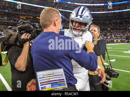 29 novembre 2018 : l'entraîneur-chef Dallas Cowboys Jason Garrett félicite Dallas Cowboys quarterback Dak Prescott # 4 Après un jeudi soir le football NFL match entre les New Orleans Saints et les Cowboys de Dallas à AT&T Stadium à Arlington, TX Dallas battu New Orleans 13-10 Albert Pena/CSM Banque D'Images