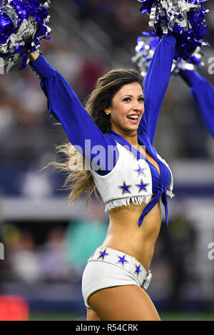 Arlington, Texas, USA. 29 Nov, 2018. Les Dallas Cowboys cheerleaders effectuer au cours de la deuxième moitié de la NFL match entre les New Orleans Saints et les Cowboys de Dallas à AT&T Stadium à Arlington, au Texas. Dallas a gagné le match 13-10. Shane Roper/Cal Sport Media/Alamy Live News Banque D'Images