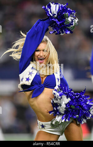 Arlington, Texas, USA. 29 Nov, 2018. Les Dallas Cowboys cheerleaders effectuer au cours de la deuxième moitié de la NFL match entre les New Orleans Saints et les Cowboys de Dallas à AT&T Stadium à Arlington, au Texas. Dallas a gagné le match 13-10. Shane Roper/Cal Sport Media/Alamy Live News Banque D'Images