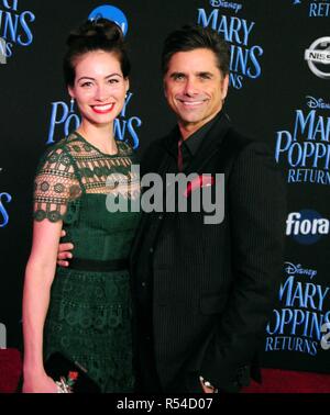 Hollywood, Californie, USA. 29 novembre, 2018. L'actrice Caitlin McHugh et l'acteur John Stamos assister à la première mondiale du Disney's' 'Mary Poppins' le 29 novembre 2018 au Kodak Theater à Hollywood, Californie. Photo de Barry King/Alamy Live News Banque D'Images