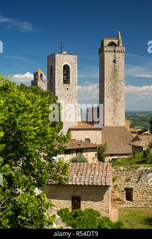 En plein coeur de la Toscane - vue aérienne de la ville médiévale de Montepulciano, Italie. Banque D'Images