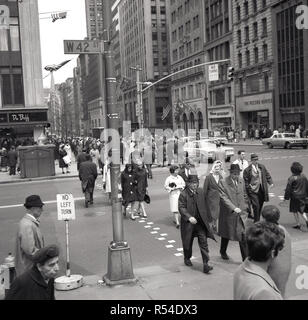 Années 1960, historiques, nouveau passage Yortkers W42 Street à Manhattan, New York, USA. En plein centre de New York, 42e rue est un crosstown street connue pour ses théâtres et est le foyer de certains des bâtiments les plus connus de la ville. Banque D'Images