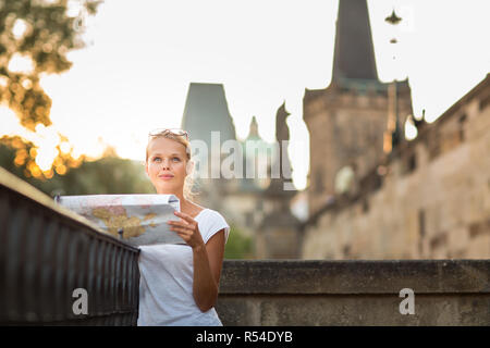 Jolie jeune femme l'étude d'un site touristique, profitant de la découverte d'une nouvelle ville, à la hâte (shallow DOF (tons de couleur libre) Banque D'Images