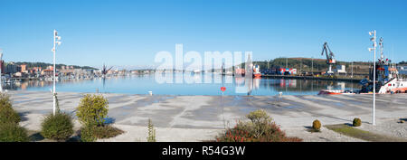 Panorama du port industriel de la ville d'Avilés, dans les Asturies, en Espagne. Banque D'Images
