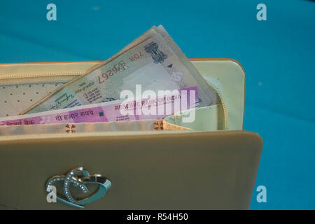 Close-up of Indian billets dans un portefeuille 2000,100 rupees Banque D'Images