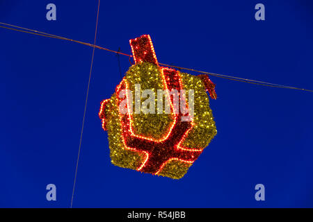 Close-up détails de décorations de Noël lumineux sur fond de ciel de nuit Banque D'Images