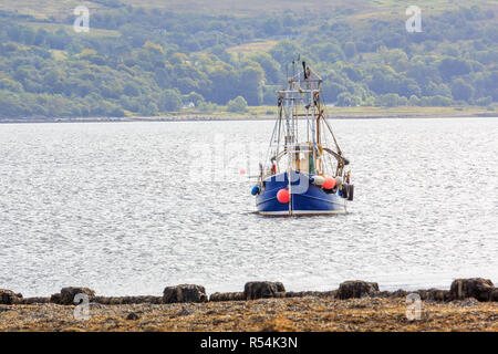 Bateau de pêche amarré sur le Loch Long et l'Ecosse Banque D'Images