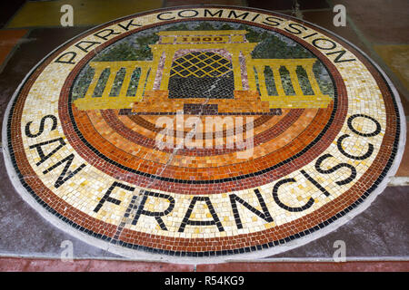 Juillet 20, 2018 San Francisco / CA / USA - l'emblème de la Commission du parc situé à l'entrée de la plage Chalet sur la côte de l'Océan Pacifique Banque D'Images