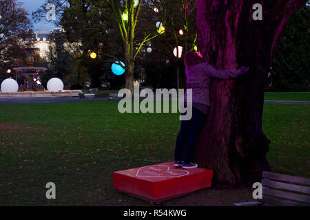 Au cours du mois de décembre les arbres recevoir des ornements lumineux créés par des artistes à Genève / Suisse Banque D'Images