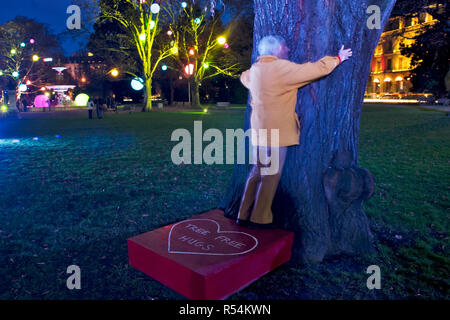 Au cours du mois de décembre les arbres recevoir des ornements lumineux créés par des artistes à Genève / Suisse Banque D'Images