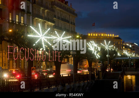 Au cours du mois de décembre les arbres recevoir des ornements lumineux créés par des artistes à Genève / Suisse Banque D'Images