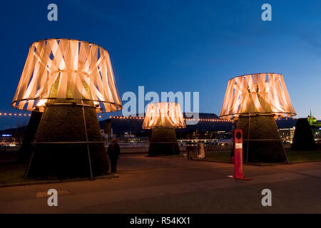 Au cours du mois de décembre les arbres recevoir des ornements lumineux créés par des artistes à Genève / Suisse Banque D'Images