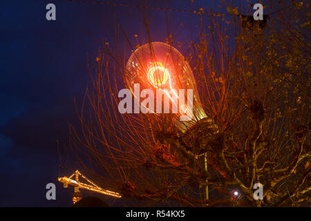 Au cours du mois de décembre les arbres recevoir des ornements lumineux créés par des artistes à Genève / Suisse Banque D'Images