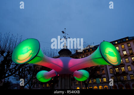 Au cours du mois de décembre les arbres recevoir des ornements lumineux créés par des artistes à Genève / Suisse Banque D'Images