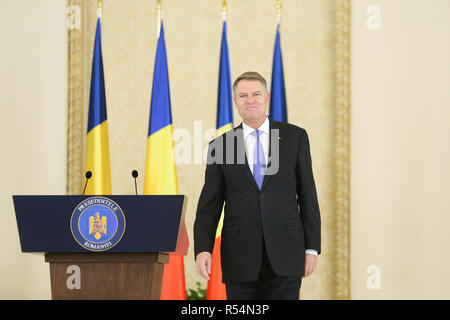 Bucarest, Roumanie - 29 novembre 2018 : Le Président de la Roumanie M. Klaus Werner Iohannis prend part à une cérémonie à la Palais Cotroceni. Banque D'Images