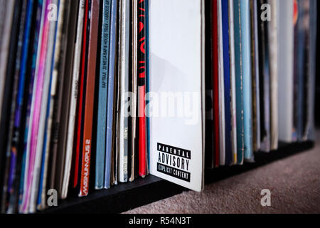 Avis parental sur vinyl record sleeve parmi la pile de dossiers sur la durée Banque D'Images