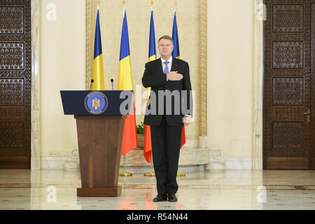 Bucarest, Roumanie - 29 novembre 2018 : Le Président de la Roumanie M. Klaus Werner Iohannis prend part à une cérémonie à la Palais Cotroceni. Banque D'Images