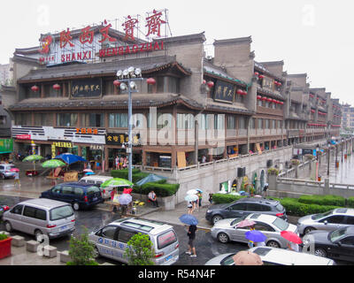 Xian, Chine - 09 juillet 2010 : le trafic dans la ville de Xian dans un jour de pluie . Scène de rue de Xi'an dans le centre de ville ancienne, Chine Banque D'Images