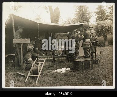 La Section des transmissions de la Brigade [Brigade Dehra Dun]. La Section de l'Administration centrale à l'œuvre dans le champ [St Floris, France]. Les signaleurs au travail à un poste de fortune. Dossier de l'armée indienne en Europe durant la Première Guerre mondiale. 20e siècle, 1915. Argentiques. Source : Photo 24/(35). Auteur : Big Sur, H. D. Banque D'Images