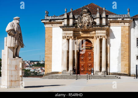 La bibliothèque et une statue du roi João III, qui a fondé l'Université de façon permanente à Coimbra. Université de Coimbra, Portugal Banque D'Images