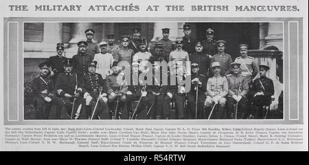 Les attachés militaires à l' manœuvres britanniques. Une photographie d'officiers de pays européens, pays d'Amérique et d'Asie. La dernière figure sur la fin de la première rangée, à droite est le capitaine V.G.W. Kell, plus tard Sir George Vernon Waldegrave Kell, KBE, CB (21 novembre 1873 - 27 mars 1942), fondateur et premier directeur général (DG) de la British Security Service, autrement connu sous le nom de MI5. Kell a été commandé dans le Staffordshire Regiment et du Sud ont participé à la révolte des Boxers en 1900. Il a également servi dans la Chine et la Russie, et était sur le renseignement personnel à Tientsin. . Sphere : an illustrated journaux Banque D'Images