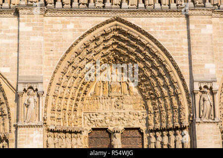 Paris, France. La Cathédrale Notre Dame, du Portail du Jugement Dernier (portail du Centre). Banque D'Images