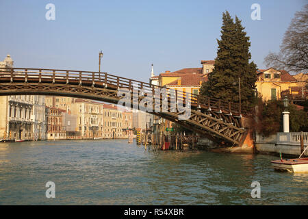 En bois la Ponte dell' Accademia sur le Grand Canal, Venise, Italie : Dorsoduro palazzi en arrière-plan Banque D'Images