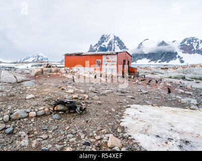 Refuge de la marine sur l'Île Petermann Groussac et Mount Scott sur la péninsule de Kiev sur la péninsule Antarctique, l'Antarctique Banque D'Images