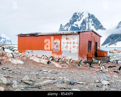 Refuge de la marine sur l'Île Petermann Groussac et Mount Scott sur la péninsule de Kiev sur la péninsule Antarctique, l'Antarctique Banque D'Images