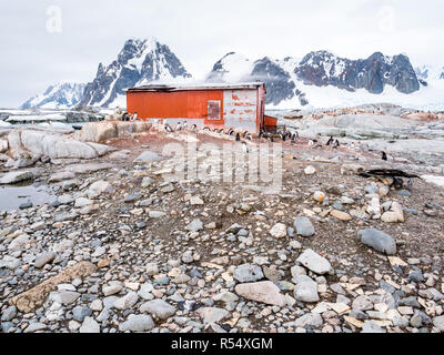 Refuge de la marine sur l'Île Petermann Groussac et Mount Scott sur la péninsule de Kiev sur la péninsule Antarctique, l'Antarctique Banque D'Images